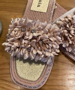 Fantastiskt fina beiga sandaler med blomma