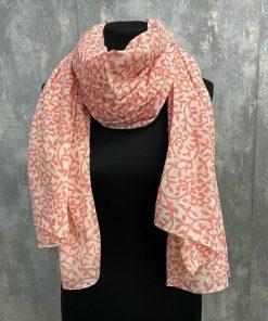 Härlig rosa sjal med bladmönster