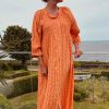 Fantastiskt fin mönstrad klänning i bränd orange