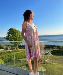 Rosa batikmönstrad ärmlös klänning