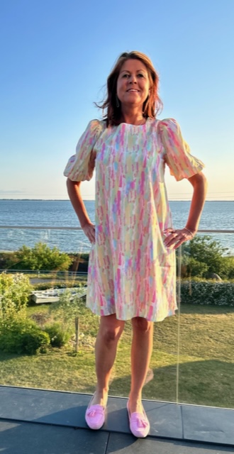 Kort pastellfärgad klänning med puffärm
