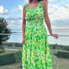 Ärmlös klänning i blommig ärtgrön