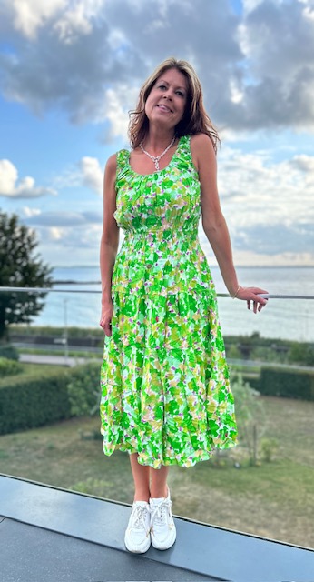 Ärmlös klänning i blommig ärtgrön