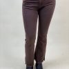 Härliga mörkbruna jeans med franskant nertill