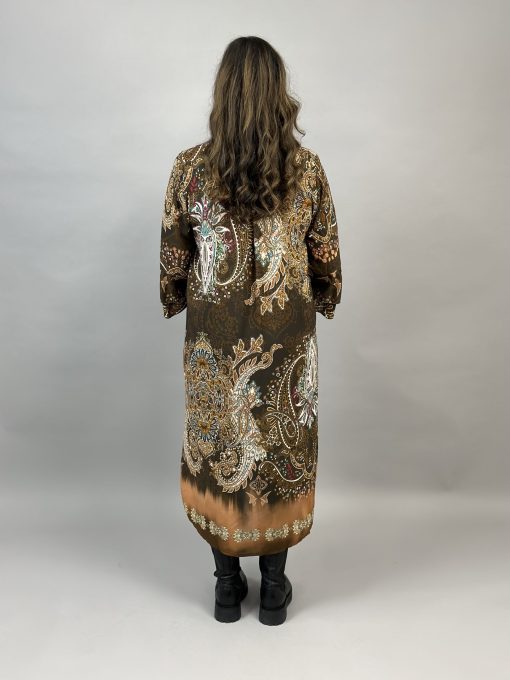 Härlig klänning med orientalmönster i brun