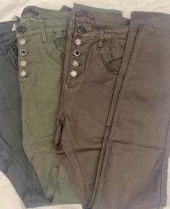 Bruna vaxade jeans med fräcka knappar