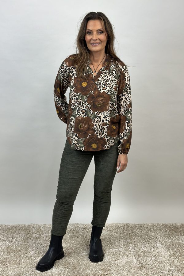 Snygg v-halsad blus m blom/leomönster f Mix By Heart!