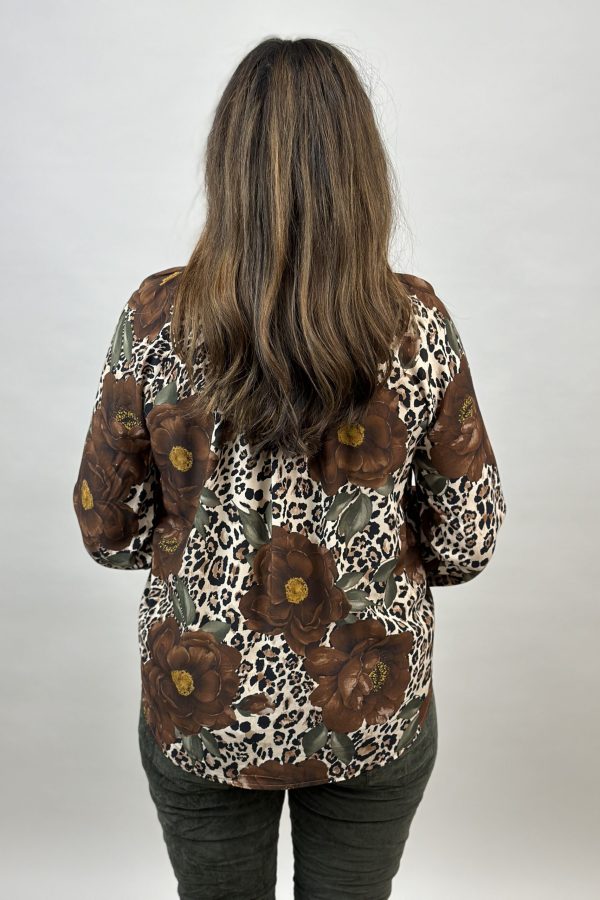 Snygg v-halsad blus m blom/leomönster f Mix By Heart!