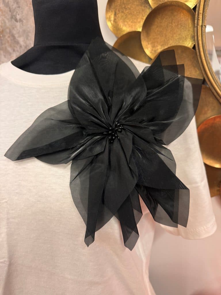 tischa vit m svart blomma