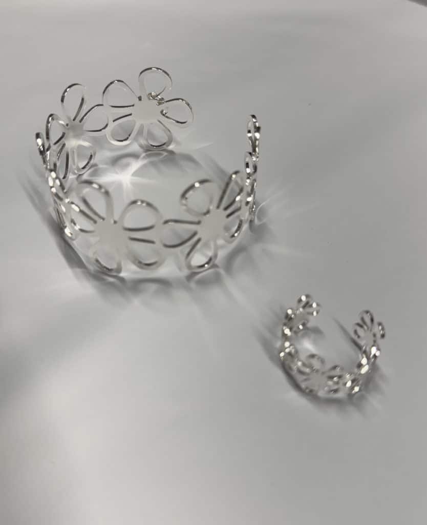 armband med blomma