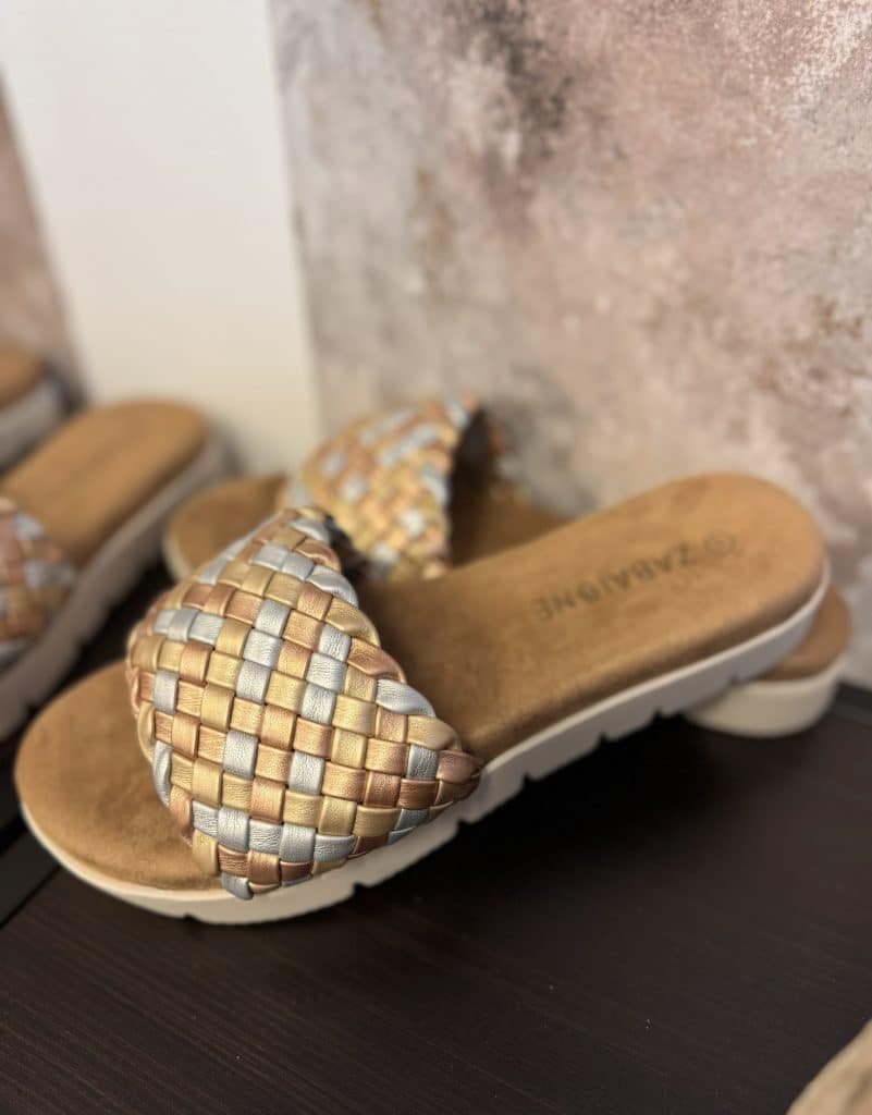 söta flätade sandaler