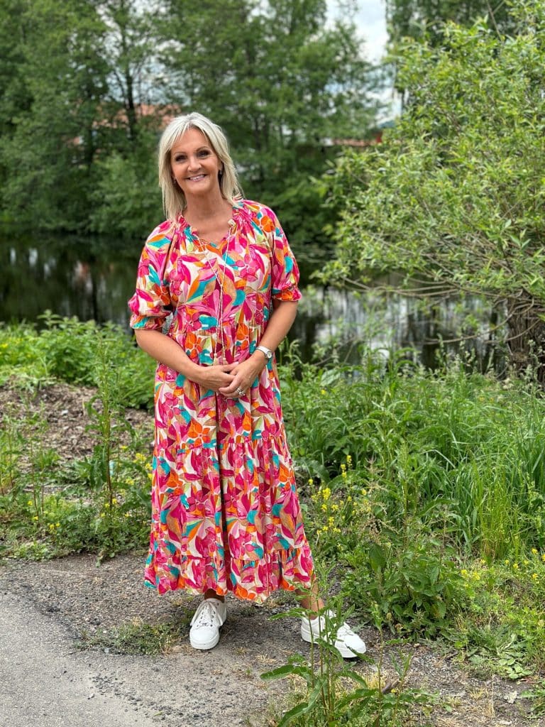 Cerise volangklänning med rynk i halsen