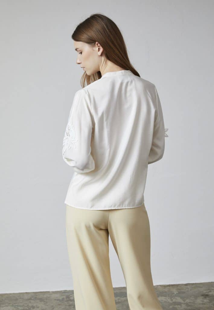 blus med fina detaljer