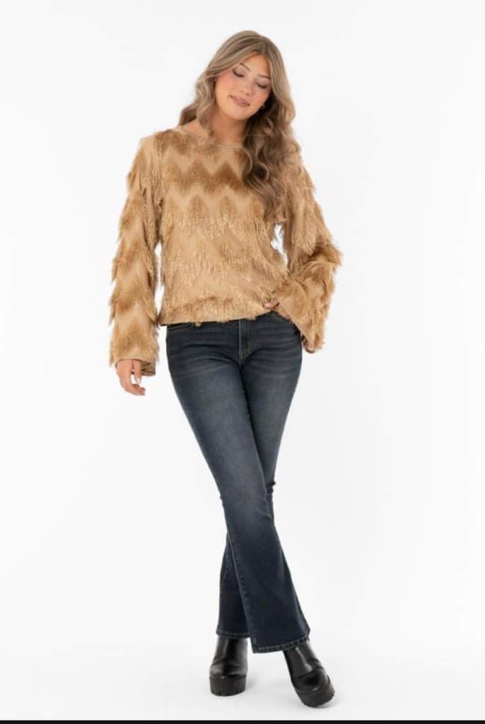 Guldfärgad stickad tröja med fransar