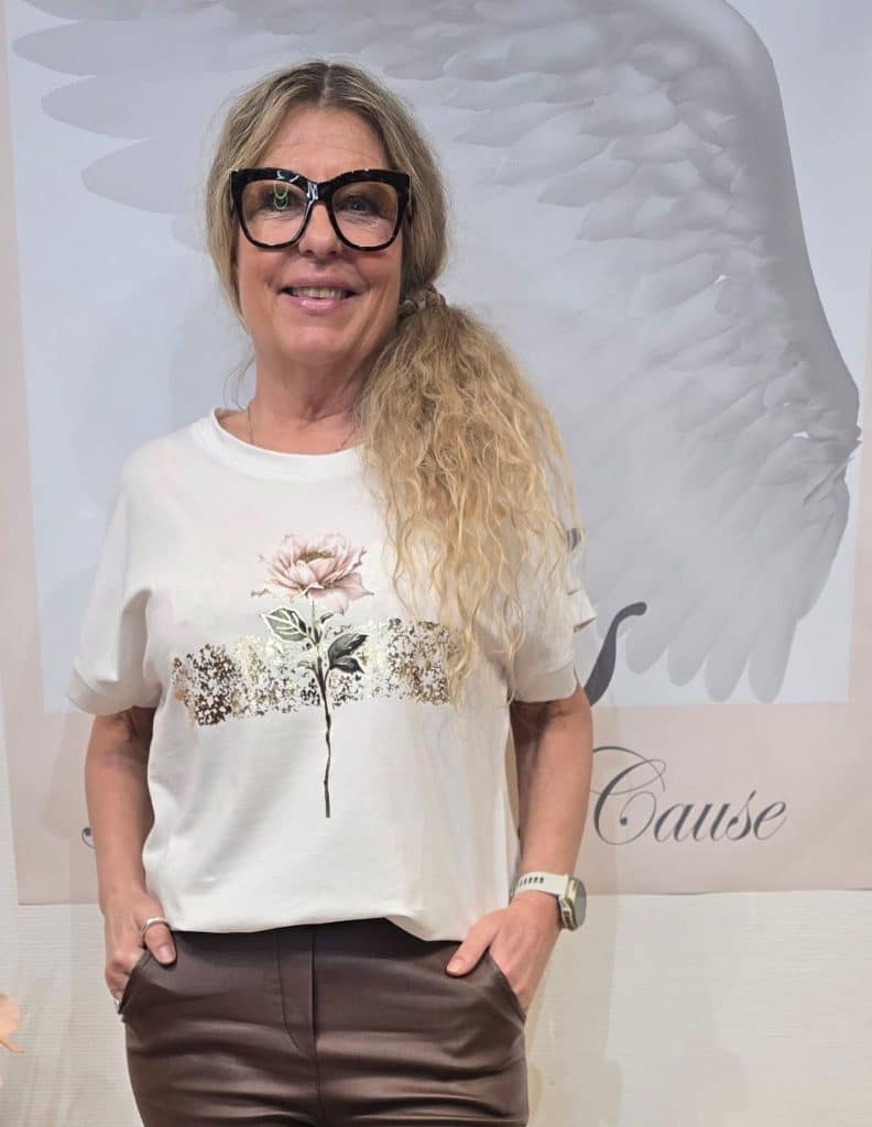 Vit tischa med tryck av pion