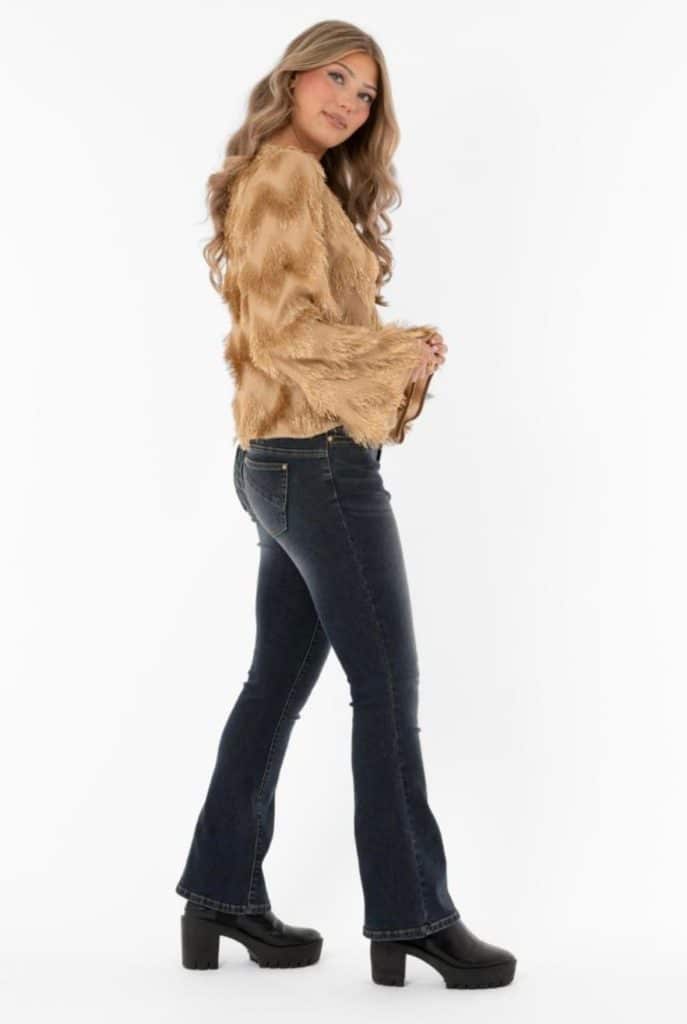 Guldfärgad stickad tröja med fransar