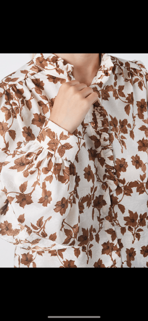 stilren blus m fina detaljer