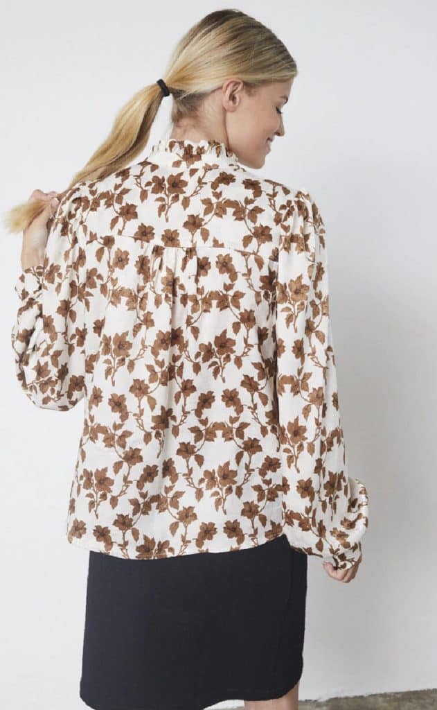 stilren blus m fina detaljer