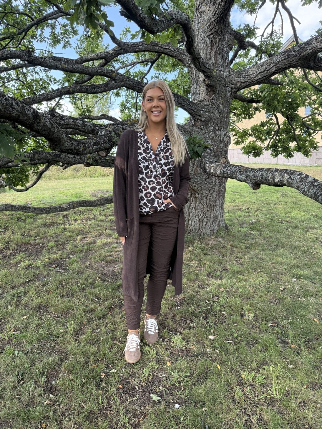 Härlig mjukstickad långkofta i brunt