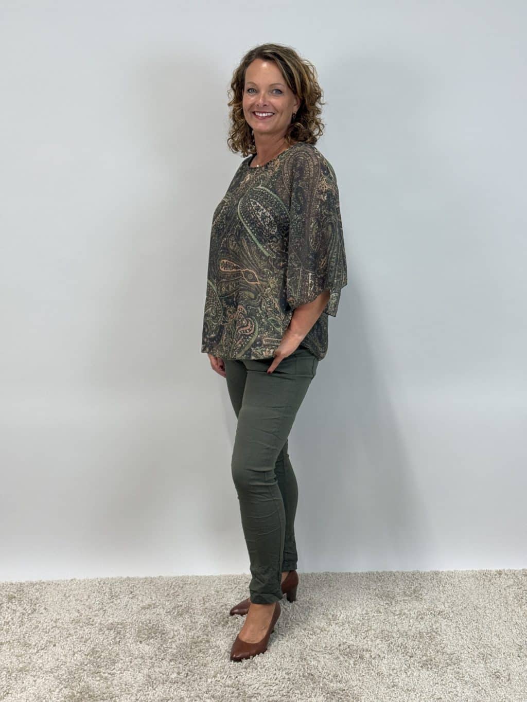 Blommig skir blus med fjärilsärm och knappslå i nacken!