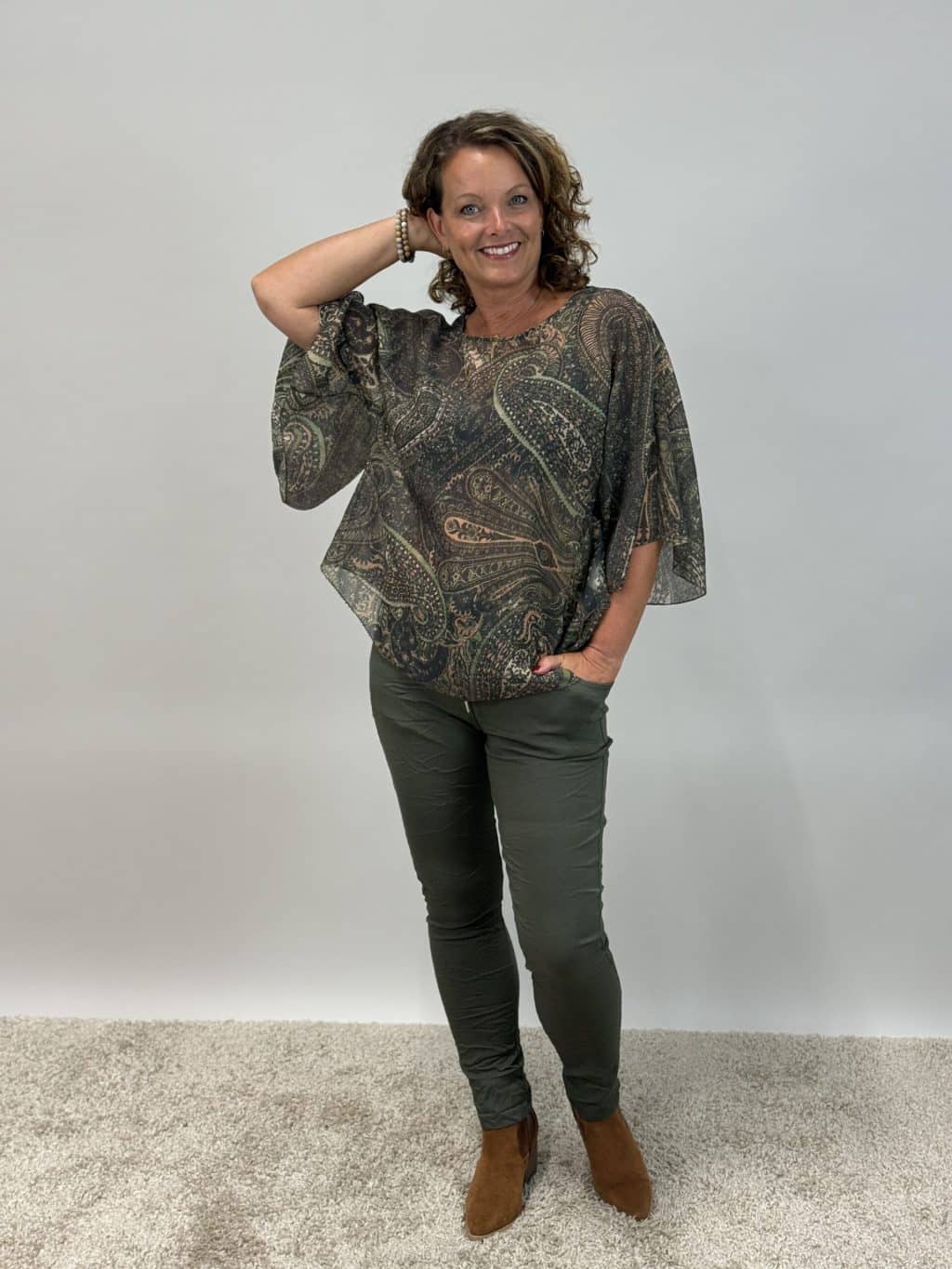 Blommig skir blus med fjärilsärm och knappslå i nacken!