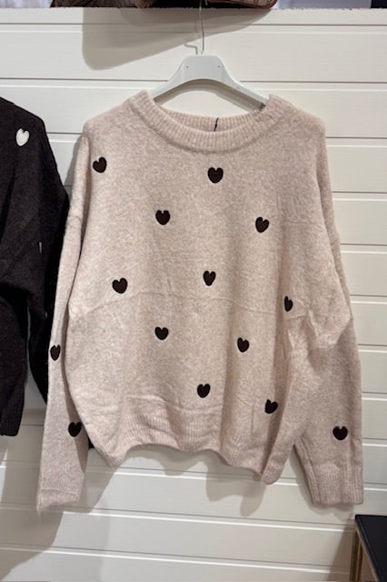 Beige finstickad med hjärtan i brunt