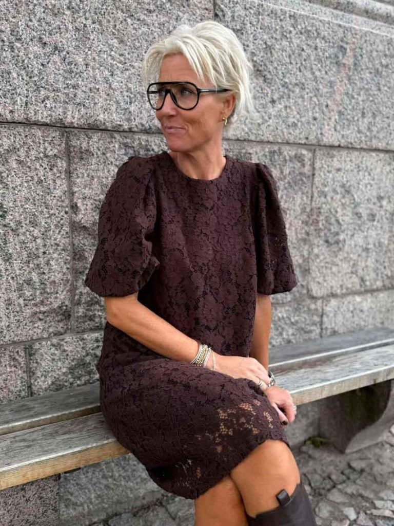 Chokladbrun klänning i genombruten spets