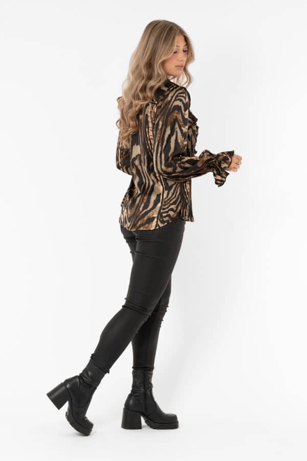 Lyxig satinblus i djurinspirerat mönster