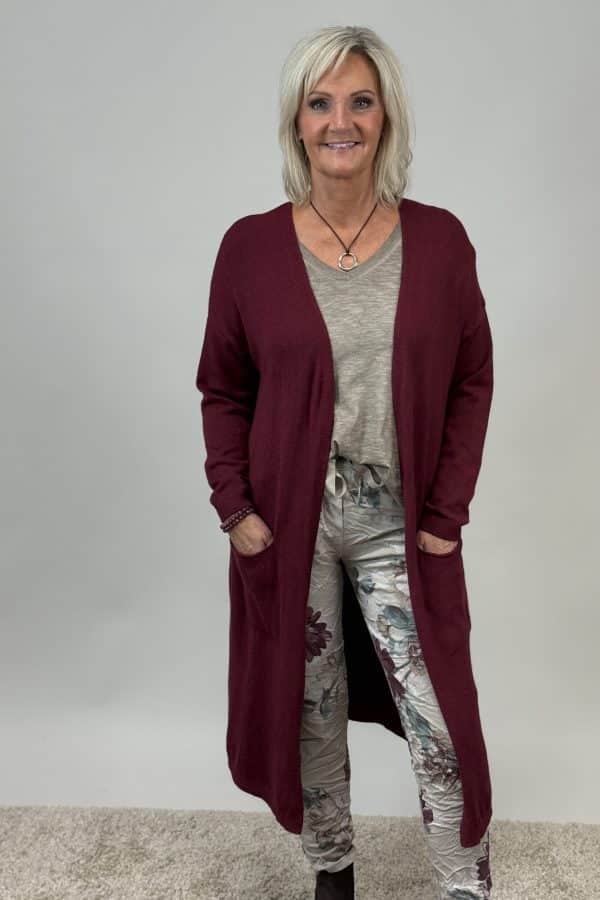 Mjukstickad långkofta i vinrött