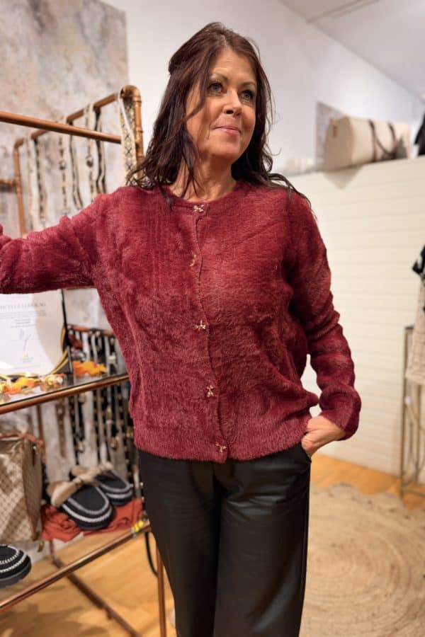 mysig kofta med guldiga rosettknappar