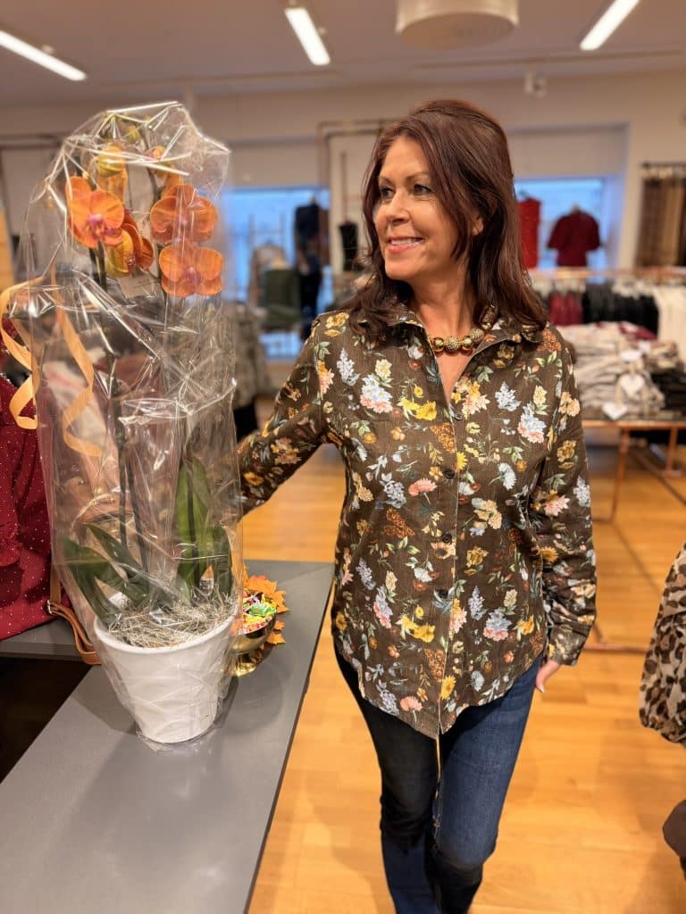 smalspårig manchesterskjorta i blommönster