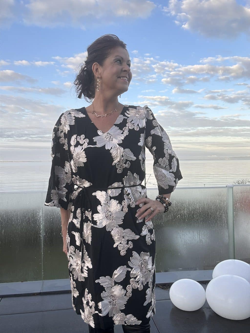 lyxig klänning med champagne blommor