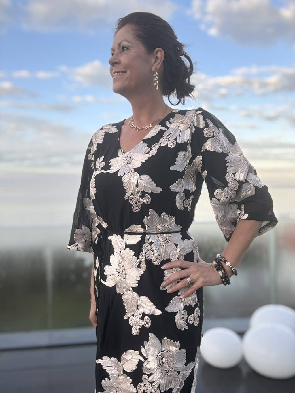 lyxig klänning med champagne blommor