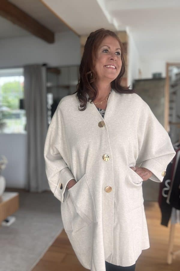 fantastiskt fin oversizekofta med guldknappar