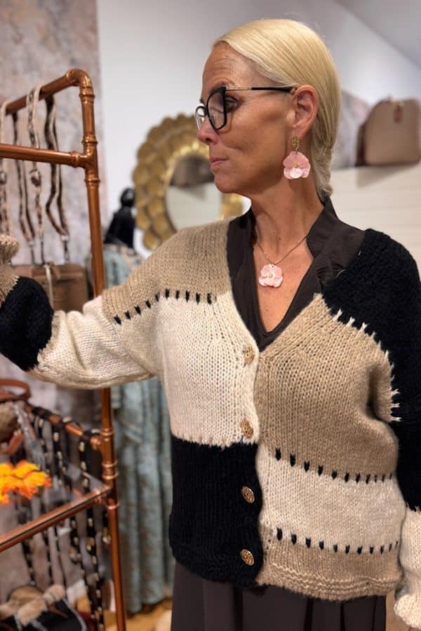 Styla med komfort och elegans – Kofta från Caramelle Fashion 🌟