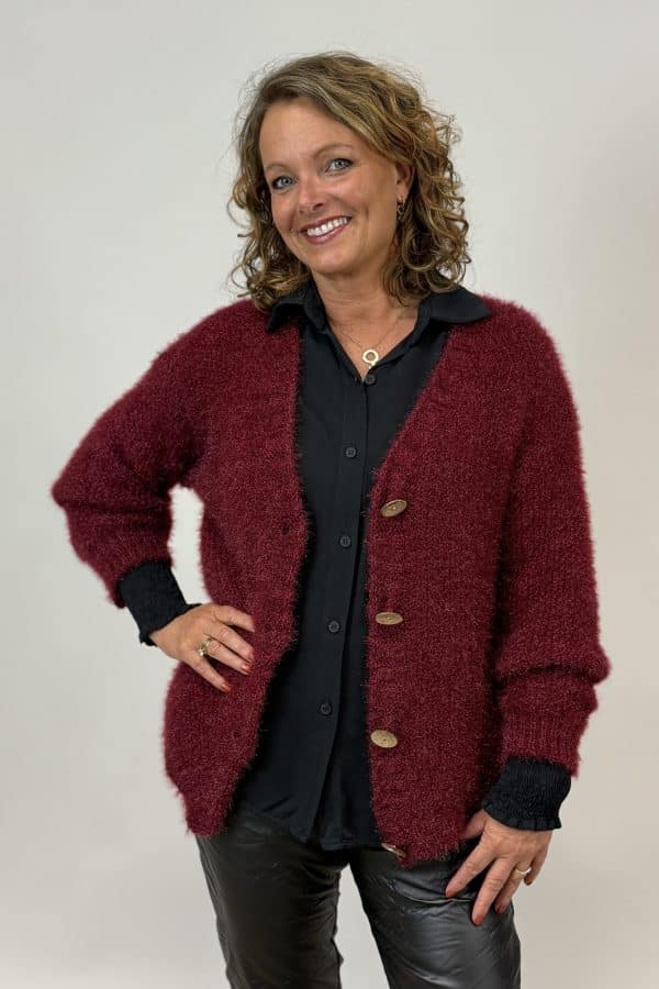 Vinröd stickad kofta med beiga knappar