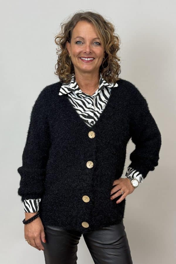 Svart stickad kofta med beiga knappar