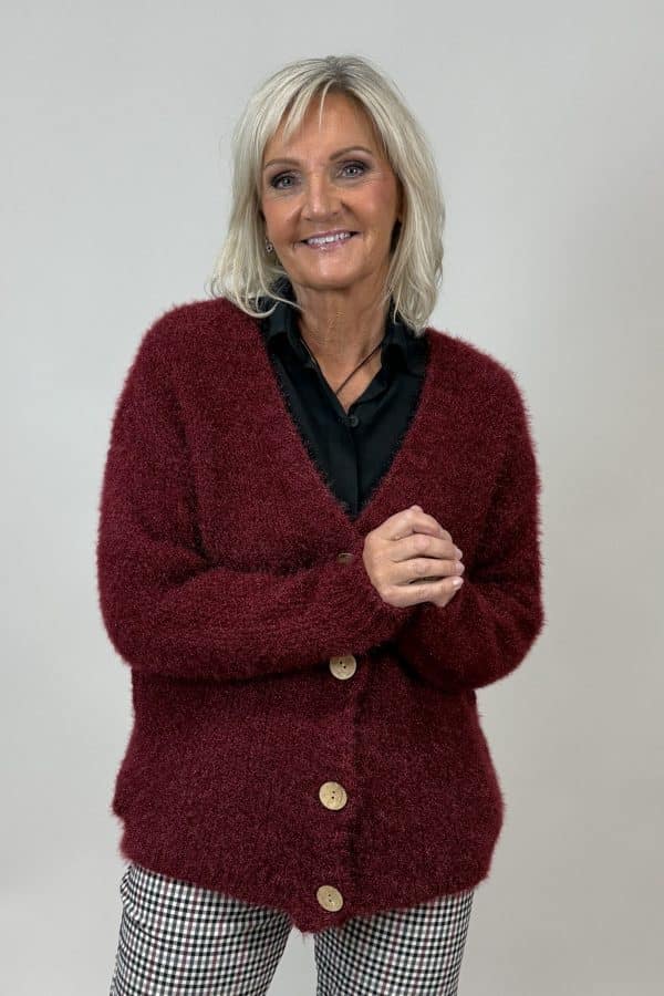 Vinröd stickad kofta med beiga knappar