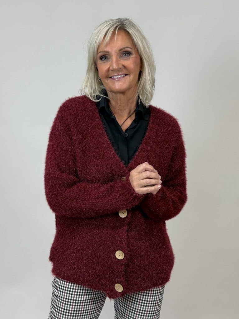 Vinröd stickad kofta med beiga knappar