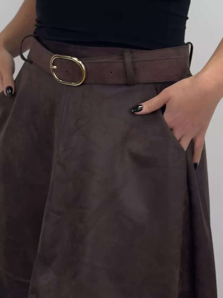 Fräck kjol i moccakänsla i brunt