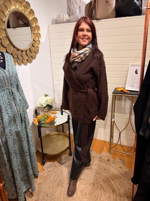 Härlig kofta med knytband i midjan