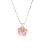 Fint kort halsband med en blomma i rosa