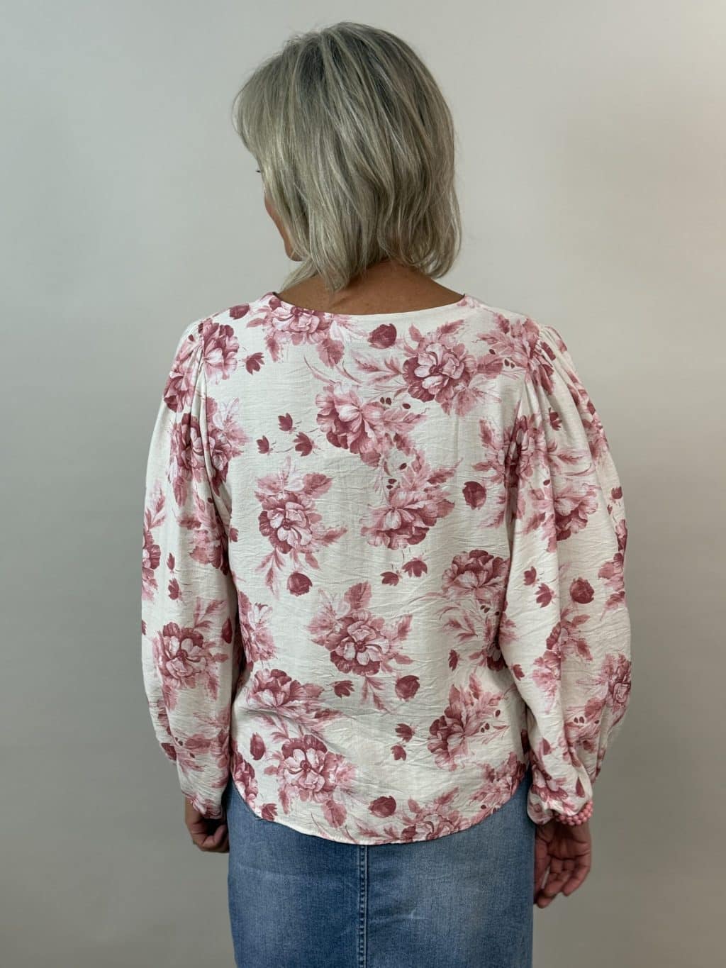V-halsad blus i blommigt med puffärm