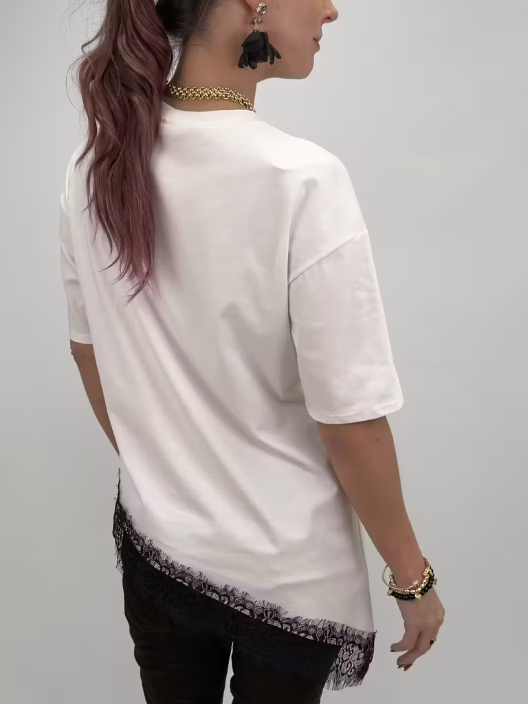 Vit bomullstopp med svart spetskant nertill