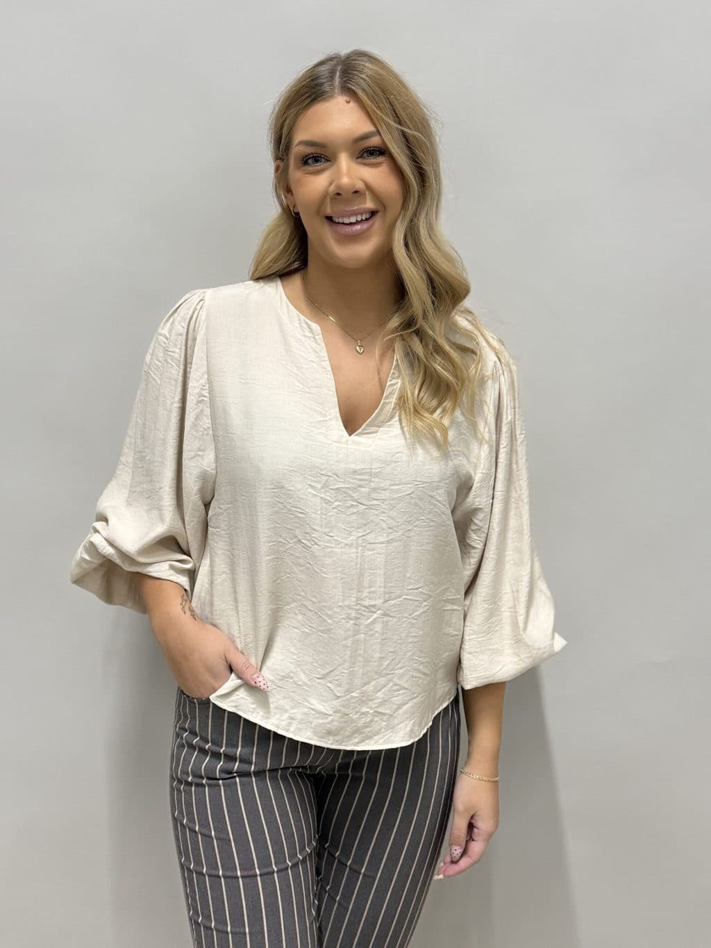 V-halsad blus i beige