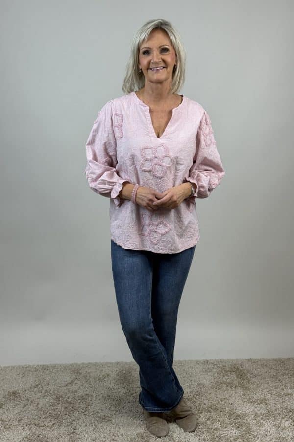 🌸 Romantisk blus med vackra blomapplikationer 🌸