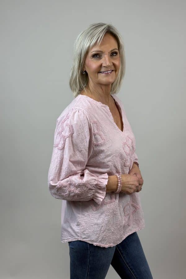 🌸 Romantisk blus med vackra blomapplikationer 🌸