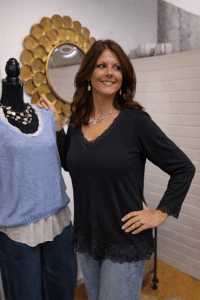 🖤 Elegant svart topp med spetsdetaljer 🖤