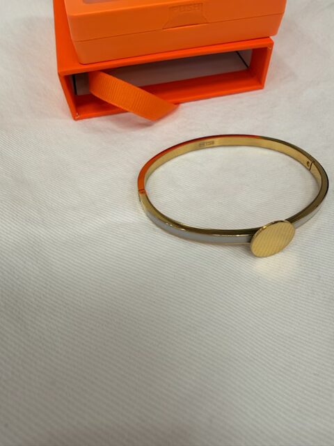 Stelt armband i ljusblått med guldkant