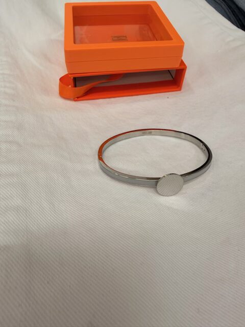 Stelt armband i ljusblått med silverkant